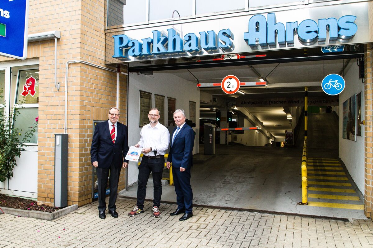 ACE Marburg-Biedenkopf prämiert Parkhaus Ahrens bei der Aktion „Barrierefrei besser ankommen